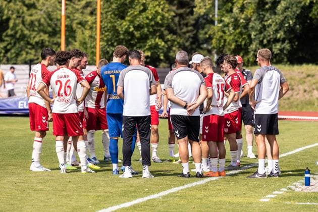 SSV Jahn Regensburg vs. SSV Ulm 1846 Soccer, Soccer, Friendly Match, Regensburg Training Field, August 1, 2026, Water Break, SSV Jahn Regensburg, SSV Jahn Regensburg vs. SSV Ulm 1846 Soccer, soccer, friendly match, Regensburg training field, August 1, 2026. Photo by Lucca Fundel, Regensburg training field, Bavaria, Germany