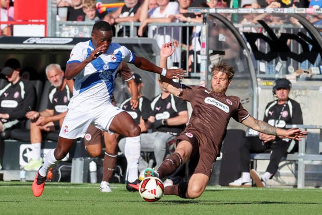 Bil Nsongo of Deportivo La Coruna and Marcus Mathisen of FC St. Pauli battle for the ball during the preseason friendly match between FC St. Pauli and RC Deportivo La Coruna at Millerntor Stadium on August 1, 2026, in Hamburg, Germany. Photo by Marco Steinbrenner, DeFodi Images