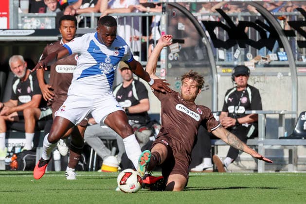 Bil Nsongo of Deportivo La Coruna and Marcus Mathisen of FC St. Pauli battle for the ball during the preseason friendly match between FC St. Pauli and RC Deportivo La Coruna at Millerntor Stadium on August 1, 2026, in Hamburg, Germany. Photo by Marco Steinbrenner, DeFodi Images
