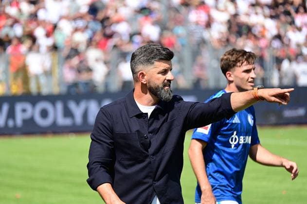 August 1, 2026 xkhx Kassel Regional League Southwest 2026–2027 Season Bundesliga Friendly Match KSV Hessen Kassel vs. FC Schalke 04 Coach Miron Muslic of FC Schalke 04 gesturing
