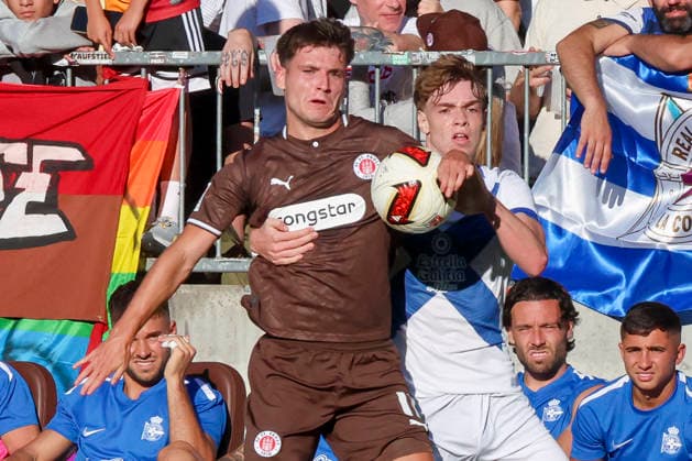 Arkadiusz Pyrka of FC St. Pauli and Xabier Camppos Pinilla of Deportivo La Coruna battle for the ball during the preseason friendly match between FC St. Pauli and RC Deportivo La Coruna at Millerntor Stadium on August 1, 2026, in Hamburg, Germany. Photo by Marco Steinbrenner, DeFodi Images