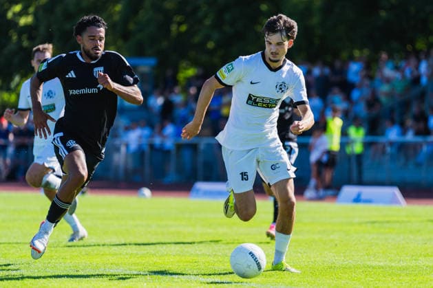 Elano Yegen (1 FC Bocholt), No. 03, is marked by Armin Deljkovic (VFB Hilden), No. 15, who has the ball. VFB Hilden vs. 1 FC Bocholt, Soccer, Regionalliga West, Matchday 1, 2026–27 Season, August 1, 2026, VFB Hilden vs. 1 FC Bocholt, Soccer, Regionalliga West, Matchday 1, 2026–27 Season, August 1, 2026, Hilden Copyright: xEibner-Pressefoto LukasxBaldygax EP_LBA