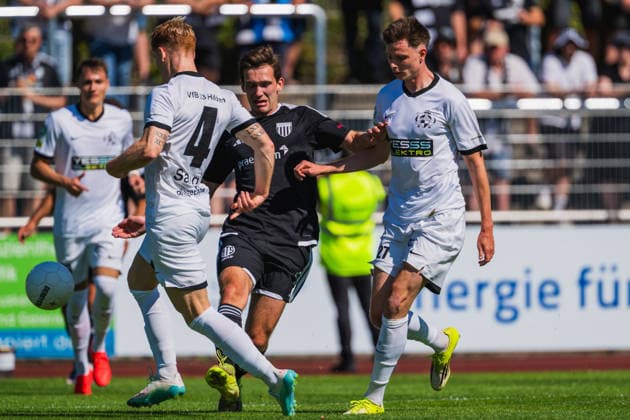 Nick Sangl (VFB Hilden, No. 04) battles for the ball against Lennart Garlipp (1 FC Bocholt, No. 15); Len Heinson (VFB Hilden, No. 27); VFB Hilden vs. 1 FC Bocholt; soccer; Regionalliga West; Matchday 1, 2026–27 season, August 1, 2026, VFB Hilden vs. 1 FC Bocholt, soccer, Regionalliga West, Matchday 1, 2026–27 season, August 1, 2026, Hilden Copyright: xEibner-Pressefoto LukasxBaldygax EP_LBA