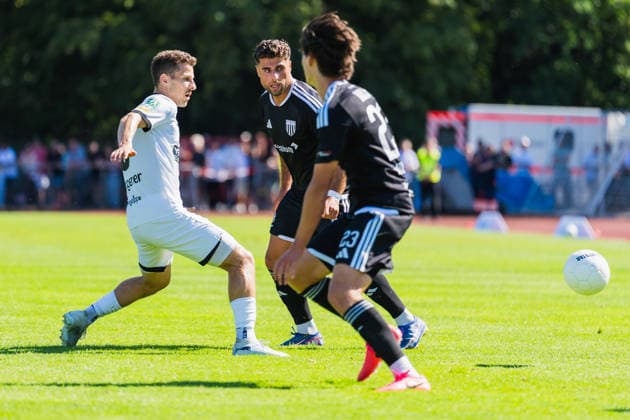 Lukas Lier (VFB Hilden, No. 08) watches a pass from Malek Fakhro (1 FC Bocholt, No. 09) during VFB Hilden vs. 1 FC Bocholt, soccer, Regionalliga West, Matchday 1, 2026–27 season, August 1, 2026, VFB Hilden vs. 1 FC Bocholt, Soccer, Regionalliga West, Matchday 1, 2026–27 Season, August 1, 2026, Hilden Copyright: xEibner-Pressefoto LukasxBaldygax EP_LBA
