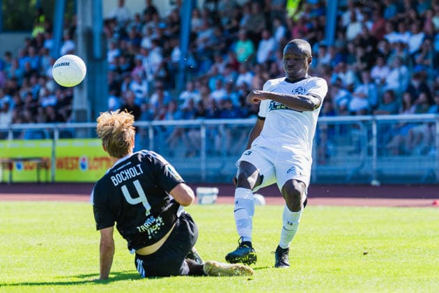 Kilian Zaruba (1 FC Bocholt), No. 04, tackles the ball from Mohamed Cisse (VFB Hilden), No. 13; VFB Hilden vs. 1 FC Bocholt, Soccer, Regionalliga West, Matchday 1, 2026–27 Season, August 1, 2026, VFB Hilden vs. 1 FC Bocholt, Soccer, Regionalliga West, Matchday 1, 2026–27 Season, August 1, 2026, Hilden Copyright: xEibner-Pressefoto LukasxBaldygax EP_LBA