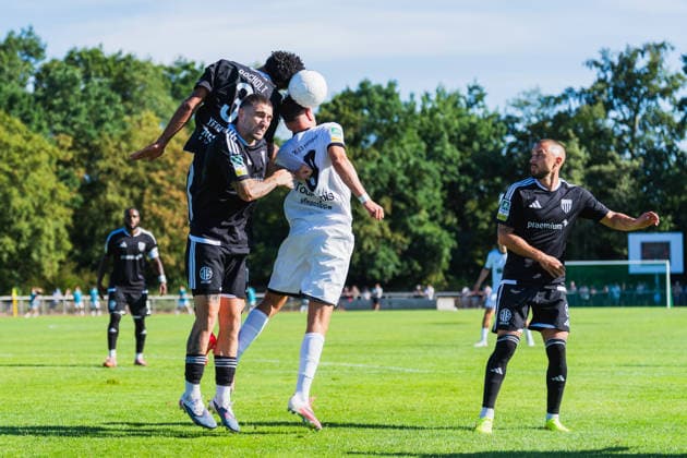 Elano Yegen (1 FC Bocholt, 03) and Marlon Frey (1 FC Bocholt, 18) in a header duel with Lukas Lier (VFB Hilden), 08, Stipe Batarilo Cerdic of 1 FC Bocholt, 08, watches as VFB Hilden faces 1 FC Bocholt, soccer, Regionalliga West, Matchday 1, 2026–27 season, August 1, 2026, VFB Hilden vs. 1 FC Bocholt, soccer, Regionalliga West, Matchday 1, 2026–27 season, August 1, 2026, Hilden Copyright: xEibner-Pressefoto LukasxBaldygax EP_LBA