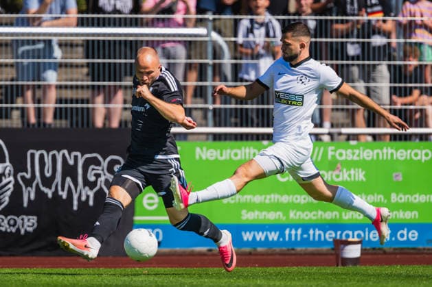 Patrick Kurzen (1 FC Bocholt, No. 07) attempts a cross; Arton Tolaj (VFB Hilden, No. 03) attempts a block. VFB Hilden vs. 1 FC Bocholt, Soccer, Regionalliga West, Matchday 1, 2026–27 Season, August 1, 2026, VFB Hilden vs. 1 FC Bocholt, Soccer, Regionalliga West, Matchday 1, 2026–27 Season, August 1, 2026, Hilden Copyright: xEibner-Pressefoto LukasxBaldygax EP_LBA