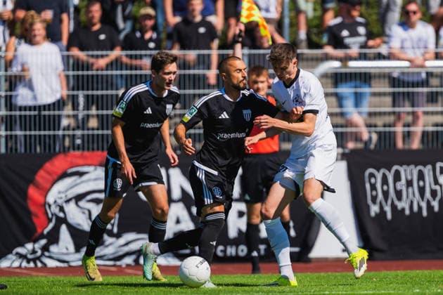 Lennart Garlipp, 1 FC Bocholt, 15, and Stipe Batarilo Cerdic, 1 FC Bocholt, 08, shove Len Heinson, VFB Hilden, 27, as they battle for the ball in the VFB Hilden vs. 1 FC Bocholt match, soccer, Regionalliga West, Matchday 01, 2026–27 season, August 1, 2026, VFB Hilden vs. 1 FC Bocholt, soccer, Regionalliga West, Matchday 1, 2026–27 season, August 1, 2026, Hilden Copyright: xEibner-Pressefoto LukasxBaldygax EP_LBA