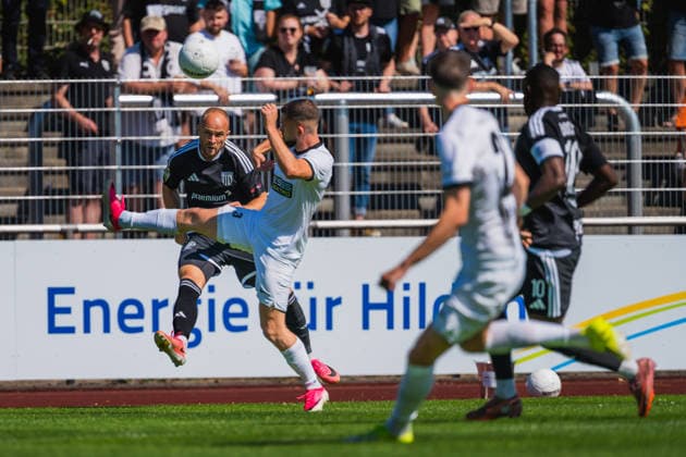 Patrick Kurzen (1 FC Bocholt, 07) crosses the ball; Arton Tolaj (VFB Hilden, 03) raises his leg to block it. VFB Hilden vs. 1 FC Bocholt, Soccer, Regionalliga West, Matchday 1, 2026–27 season, August 1, 2026, VFB Hilden vs. 1 FC Bocholt, Soccer, Regionalliga West, Matchday 1, 2026–27 Season, August 1, 2026, Hilden Copyright: xEibner-Pressefoto LukasxBaldygax EP_LBA