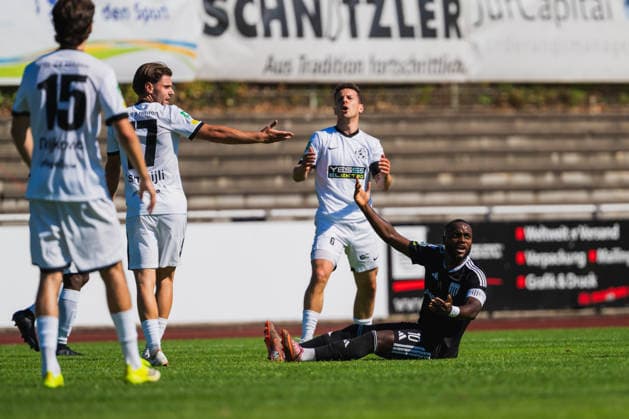 Venhar Ismailji (VFB Hilden, 17) and Lukas Lier (VFB Hilden, 08) are unhappy with the foul call; Arnold Budimbu (1 FC Bocholt, 10) protests. VFB Hilden vs. 1 FC Bocholt, Soccer, Regionalliga West, Matchday 1, 2026–27 season, August 1, 2026, VFB Hilden vs. 1 FC Bocholt, soccer, Regionalliga West, Matchday 1, 2026–27 season, August 1, 2026, Hilden Copyright: xEibner-Pressefoto LukasxBaldygax EP_LBA