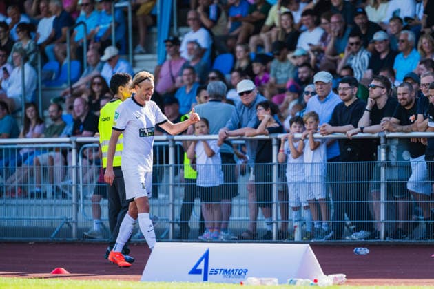 Pascal Weber of VFB Hilden, No. 10, gives the fans a thumbs-up as he is substituted during the VFB Hilden vs. 1 FC Bocholt match, soccer, Regionalliga West, Matchday 1, 2026–27 season, August 1, 2026, VFB Hilden vs. 1 FC Bocholt, Soccer, Regionalliga West, Matchday 1, 2026–27 Season, August 1, 2026, Hilden Copyright: xEibner-Pressefoto LukasxBaldygax EP_LBA