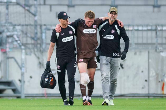 Rawley St John of FC St Pauli heads to the locker room after sustaining an injury during the preseason friendly match between FC St Pauli and RC Deportivo La Coruna at Millerntor Stadium on August 1, 2026, in Hamburg, Germany. Photo by Marco Steinbrenner, DeFodi Images