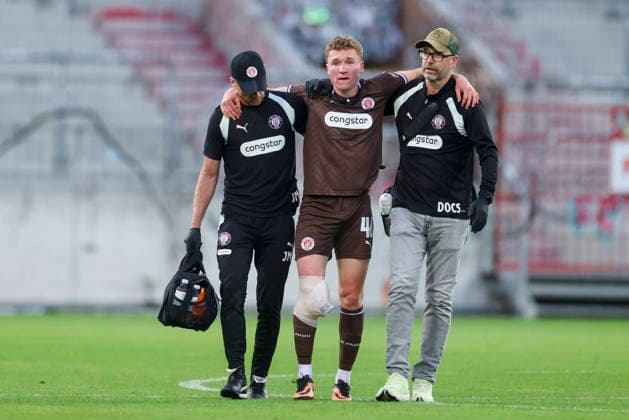 Rawley St John of FC St Pauli heads to the locker room after sustaining an injury during the preseason friendly match between FC St Pauli and RC Deportivo La Coruna at Millerntor Stadium on August 1, 2026, in Hamburg, Germany. Photo by Marco Steinbrenner, DeFodi Images