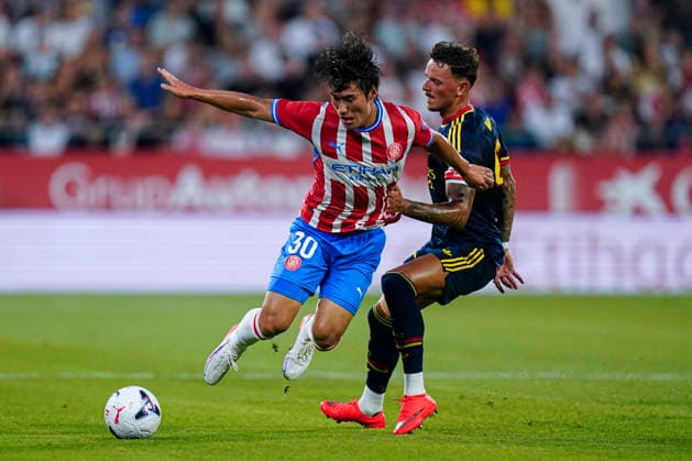 ESP:Girona FC - Arsenal FC . Friendly match 2026-2027 Minsu of Girona FC and Ben White of Arsenal FC during the Costa Brava Trophy match 2026-2027, between Girona FC and Arsenal FC played at Montilivi Stadium on August 01, 2026 in Girona, Spain. kpng Copyright: xSergioxRuizx xPRESSINx PS_2627_GIR_ARS_015