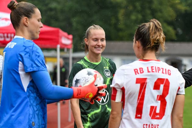 Soccer I Women s I 2026–2027 Season I Friendly Match I RB Leipzig vs. VfL Wolfsburg I August 1, 2026 Janina Minge 6, VfL Wolfsburg women’s team shortly before kickoff at the Markranstädt grass field, Stadion am Bad Großfeld, Am Stadtbad 30, Saxony, Germany Copyright: xLobeca InesxHähnelx