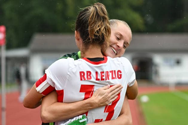 Soccer I Women I 2026–2027 Season I Friendly Match I RB Leipzig vs. VfL Wolfsburg I August 1, 2026 Sandra Starke 13, Rasenballsport Leipzig hugs Janina Minge 6 shortly before the game, VfL Wolfsburg Markranstädt Grass Field, Stadion am Bad Großfeld, Am Stadtbad 30, Saxony, Germany Copyright: xLobeca InesxHähnelx