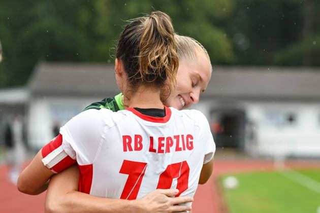 Soccer I Women I 2026–2027 Season I Friendly Match I RB Leipzig vs. VfL Wolfsburg I August 1, 2026 Sandra Starke 13, Rasenballsport Leipzig hugs Janina Minge 6 shortly before the game, VfL Wolfsburg Markranstädt Grass Field, Stadion am Bad Großfeld, Am Stadtbad 30, Saxony, Germany Copyright: xLobeca InesxHähnelx