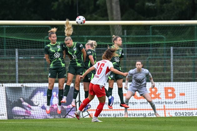 Soccer I Women I 2026–2027 Season I Friendly Match I RB Leipzig vs. VfL Wolfsburg I August 1, 2026 Annabel Schasching 16, Rasenballsport Leipzig clears the ball over the Wolfsburg wall on a free kick Markranstädt Grass Field, Stadion am Bad Großfeld, Am Stadtbad 30 Saxony, Germany Copyright: xLobeca InesxHähnelx