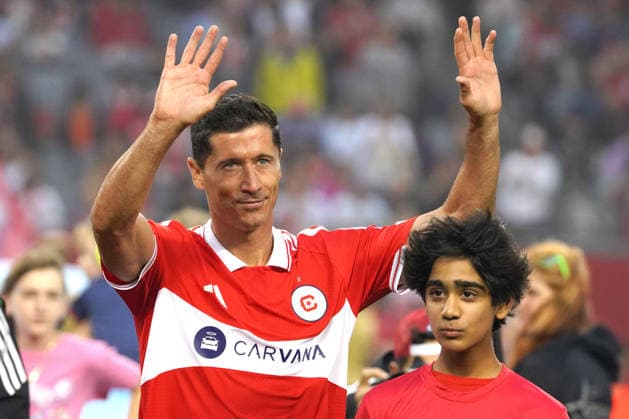 Robert Lewandowski of Chicago waves during a MLS, Fussball Herren, USA match between Chicago Fire and Charlotte FC at the Soldier Field stadium in Chicago, United States, 01 August 2026. MLS: Chicago Fire vs Charlotte FC !ACHTUNG: NUR REDAKTIONELLE NUTZUNG!  Copyright: xKennethxFernándezx AMDEP9951 20260802-55021053968_1