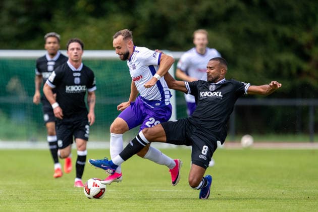 Friendly Match 26 vs. 27: VfL Osnabrück vs. SV Meppen on August 1, 2026, at Blau Weiss Schinkel in Osnabrück; David Kopacz (Osnabrück) in a tackle against Erik Zenga (Meppen) MT