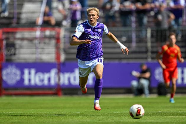 Friendly Match 26 vs. 27: VfL Osnabrück vs. SC Paderborn on August 1, 2026, at Bremer Brücke in Osnabrück; Leon Opitz of Osnabrück in possession of the ball MT