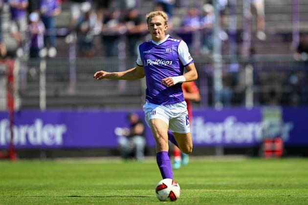 Friendly Match 26 vs. 27: VfL Osnabrück vs. SC Paderborn on August 1, 2026, at Bremer Brücke in Osnabrück; Leon Opitz of Osnabrück in possession of the ball MT