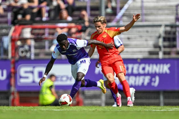 Friendly Match 26 vs. 27: VfL Osnabrück vs. SC Paderborn on August 1, 2026, at Bremer Brücke in Osnabrück; Ismail Badjie of Osnabrück in a tackle against Albert Millgramm of Paderborn MT