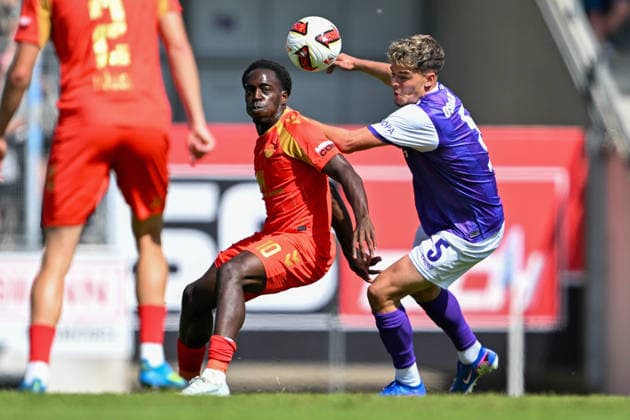 Friendly Match 26 vs. 27: VfL Osnabrück vs. SC Paderborn on August 1, 2026, at Bremer Brücke in Osnabrück; Kennedy Okpala (Paderborn) in a tackle against Jonathan Wensing (Osnabrück) MT