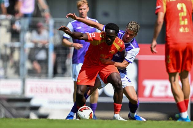Friendly Match 26 vs. 27: VfL Osnabrück vs. SC Paderborn on August 1, 2026, at Bremer Brücke in Osnabrück; Kennedy Okpala (Paderborn) in a tackle against Jonathan Wensing (Osnabrück) MT