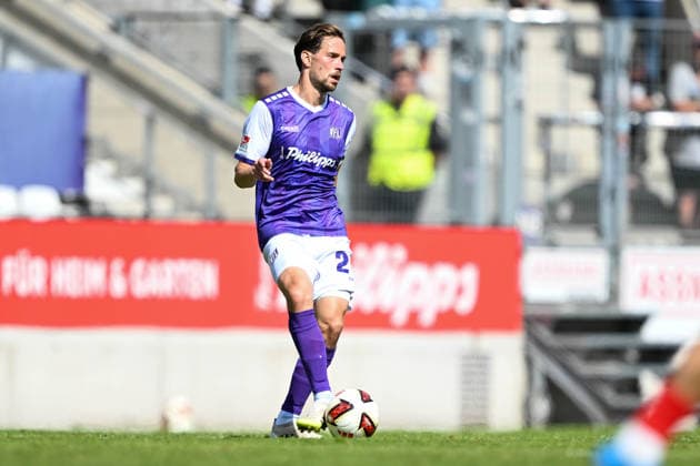 Friendly Match 26 vs. 27: VfL Osnabrück vs. SC Paderborn on August 1, 2026, at Bremer Brücke in Osnabrück; Jannik Müller (Mueller) of Osnabrück has the ball MT