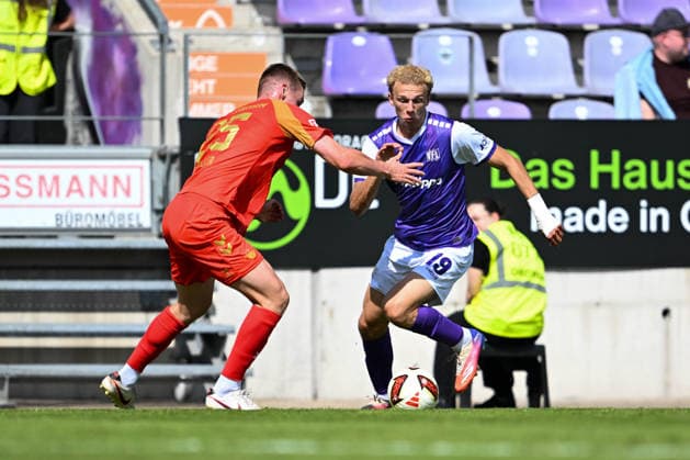Friendly Match 26 vs. 27: VfL Osnabrück vs. SC Paderborn on August 1, 2026, at Bremer Brücke in Osnabrück; Tjark Scheller (Paderborn) in a tackle against Leon Opitz (Osnabrück) MT