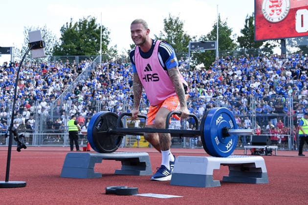 Goalkeeper Loris Karius of Schalke 04 received loud support from the fans while weightlifting after being substituted, August 1, 2026, Soccer, 2026–2027 season, friendly match, KSV Hessen Kassel vs. FC Schalke 04, Auestadion, Kassel, Germany Team2