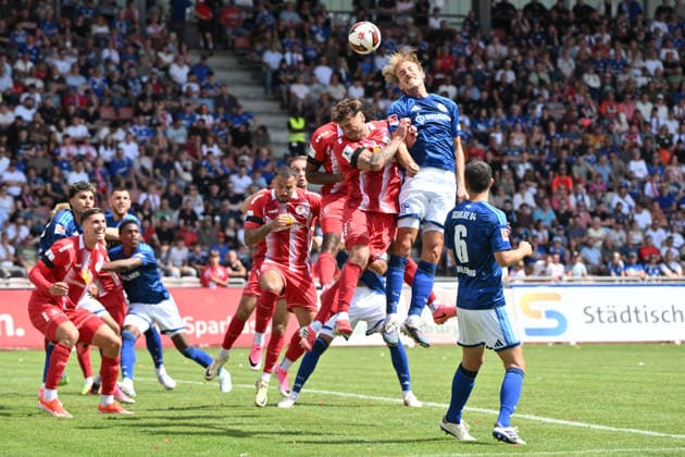Timo Becker (FC Schalke 04) heads the ball, right, in the Kassel penalty area, August 1, 2026, Soccer, 2026–2027 season, friendly match, KSV Hessen Kassel vs. FC Schalke 04, 0–5, Auestadion, Kassel, North Rhine-Westphalia, Germany Team2