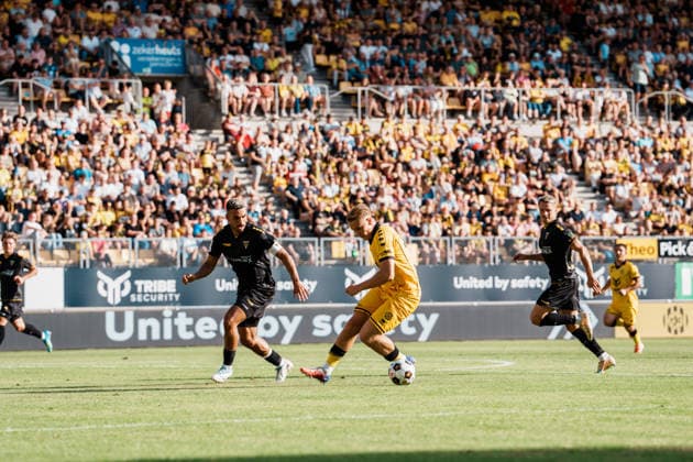 Netherlands vs. Germany Men s Soccer Friendly 2026 2027 Roda JC Kerkrade vs. Alemannia Aachen Parkstad Limburg Stadium, Fynn Schenten (Roda JC Kerkrade), 18 Dribbling against Mika Hanrath (Alemannia Aachen), 15 Tackle Copyright: xThiemoxRudolphx