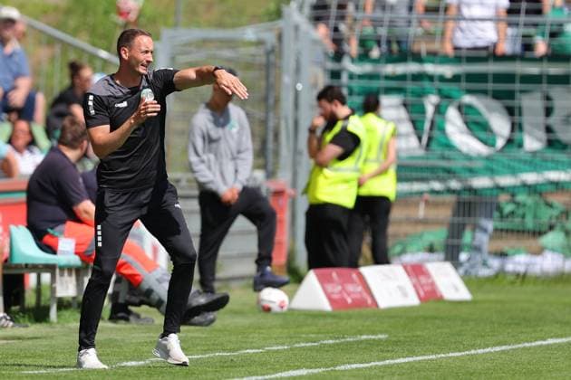 August 26, 2026, GER, Regionalliga Nord, Soccer, Matchday 1, 2026–2027 Season, Dietmar Scholze Stadium at the Lohmühle, VfB Lübeck vs. SC Weiche Flensburg Coaching zone, sideline, coaches area, technical zone; Coach Kevin Rodewald of VfB Lübeck gives a hand signal; Photo: nordphoto GmbH, Tauchnitz, Lübeck, Dietmar Scholze Stadium at the Lohmühle, SH, Germany Copyright: xnordphotoxGmbHx xTauchnitzx