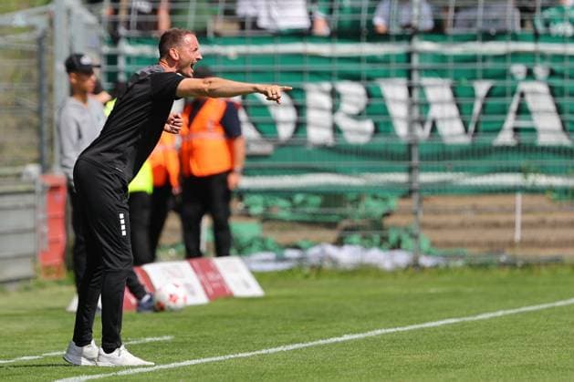 August 26, 2026, GER, Regionalliga Nord, Soccer, Matchday 1, 2026–2027 Season, Dietmar Scholze Stadium at the Lohmuehle, VfB Lübeck vs. SC Weiche Flensburg Coaching Zone, Sideline, Coaches’ Area, Technical Zone; Coach Kevin Rodewald of VfB Lübeck gives instructions, gesticulates, and shouts; Photo: nordphoto GmbH, Tauchnitz, Lübeck, Dietmar Scholze Stadium an der Lohmühle, SH, Germany Copyright: xnordphotoxGmbHx xTauchnitzx