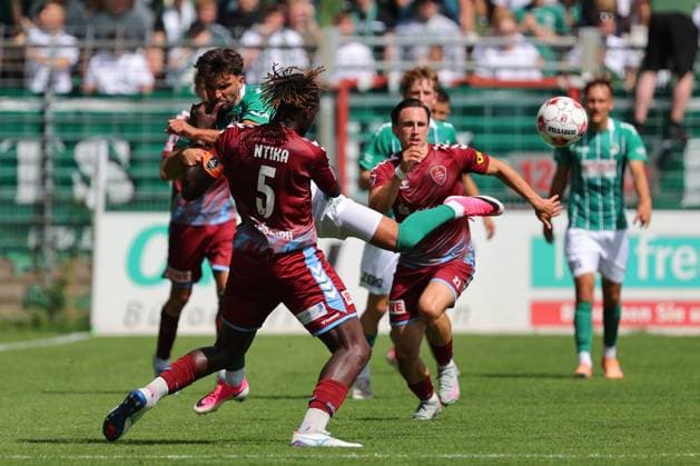 August 26, 2026, GER, Regionalliga Nord, Soccer, Matchday 1, 2026–2027 Season, Dietmar Scholze Stadium an der Lohmuehle, VfB Lübeck vs. SC Weiche Flensburg Dardan Karimani (VfB Lübeck 10) is stopped by Kevin Ntika (SC Weiche Flensburg 08 05) Ole Wagner (SC Weiche Flensburg 08 21) waits for his chance Photo: nordphoto GmbH Tauchnitz Lübeck Dietmar Scholze Stadium an der Lohmuehle, SH, Germany Copyright: xnordphotoxGmbHx xTauchnitzx