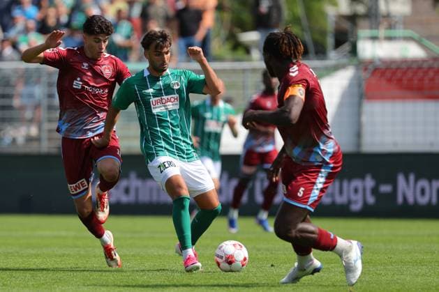 August 26, 2026, GER, Regionalliga Nord, Soccer, Matchday 1, 2026–2027 Season, Dietmar Scholze Stadium an der Lohmuehle, VfB Lübeck vs. SC Weiche Flensburg Dardan Karimani (VfB Lübeck 10) must prevail against Ilir Serifi (SC Weiche Flensburg 08 11) and Kevin Ntika (SC Weiche Flensburg 08 05) Photo: nordphoto GmbH Tauchnitz Lübeck Dietmar Scholze Stadium an der Lohmuehle, SH, Germany Copyright: xnordphotoxGmbHx xTauchnitzx