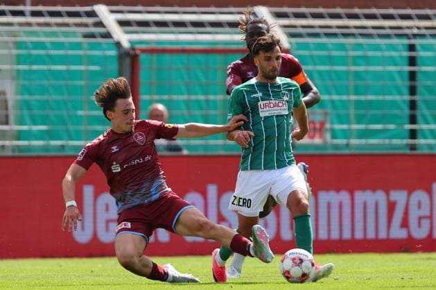 August 26, 2026, GER, Regionalliga Nord, Soccer, Matchday 1, 2026–2027 Season, Dietmar Scholze Stadium an der Lohmuehle, VfB Lübeck vs. SC Weiche Flensburg Ole Wagner (SC Weiche Flensburg 08 21) in a tackle against Dardan Karimani (VfB Lübeck 10) behind Kevin Ntika (SC Weiche Flensburg 08 05) Photo: nordphoto GmbH Tauchnitz Lübeck Dietmar Scholze Stadium an der Lohmuehle, SH, Germany Copyright: xnordphotoxGmbHx xTauchnitzx
