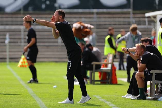 August 26, 2026, GER, Regionalliga Nord, Soccer, Matchday 1, 2026–2027 Season, Dietmar Scholze Stadium at the Lohmuehle, VfB Lübeck vs. SC Weiche Flensburg Coaching Zone, Sideline, Coaches’ Area, Technical Zone; Coach Kevin Rodewald of VfB Lübeck gives instructions, gestures, and signals with hand signals; Photo: nordphoto GmbH, Tauchnitz, Lübeck, Dietmar Scholze Stadium an der Lohmühle, SH, Germany Copyright: xnordphotoxGmbHx xTauchnitzx