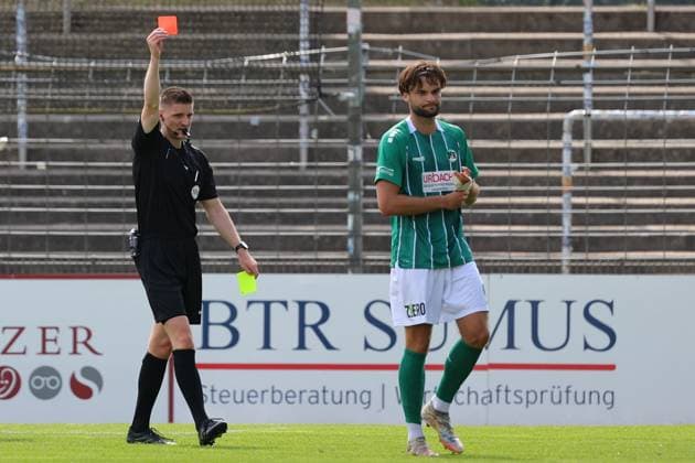 August 26, 2026, GER, Regionalliga Nord, Soccer, Matchday 1, 2026–2027 Season, Dietmar Scholze Stadium an der Lohmuehle, VfB Lübeck vs. SC Weiche Flensburg Yellow-Red Card Referee Kevin Behrens shows Maximilian Schütt (VfB Lübeck, No. 23) the yellow-red card Photo: nordphoto GmbH Tauchnitz Lübeck Dietmar Scholze Stadium an der Lohmühle SH Germany Copyright: xnordphotoxGmbHx xTauchnitzx