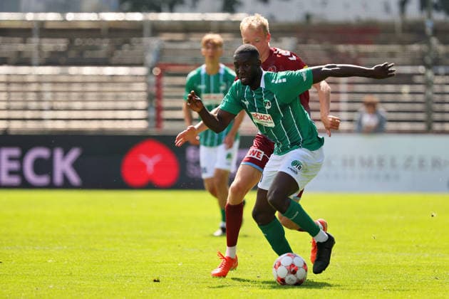 August 26, 2026, GER, Regionalliga Nord, Soccer, Matchday 1, 2026–2027 Season, Dietmar Scholze Stadium at the Lohmuehle, VfB Lübeck vs. SC Weiche Flensburg: Daouda Beleme (VfB Lübeck 21) in a footrace with Torben Marten (SC Weiche Flensburg 08 03). Photo: nordphoto GmbH, Tauchnitz, Lübeck, Dietmar Scholze Stadium an der Lohmühle, SH, Germany Copyright: xnordphotoxGmbHx xTauchnitzx