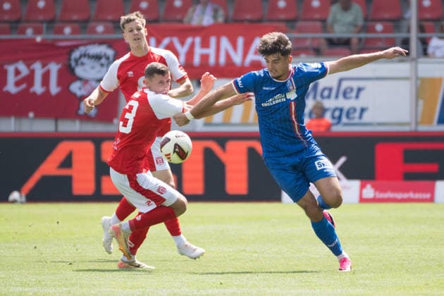 Marius Hauptmann (HFC), 23, Dustin Forkel (Erfurt), 17, Hallescher FC vs. FC Rot Weiss Erfurt, Soccer, Northeast Regional League, Matchday 2, 2026–27 Season, February 8, 2026, Halle Leuna Chemie Stadium, ST Deutschland