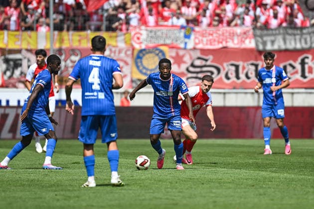 Soccer I Men s I 2026–2027 Season I Regionalliga I Matchday 2 I Hallescher FC vs. FC Rot Weiß Erfurt I August 2, 2026 Tackle by Benijka Caciel 8, FC Rot-Weiß Erfurt is attacked by Max Kulke (17) of Hallescher FC at the Halle Saale Leuna Chemie Stadium in Saxony-Anhalt, Germany Copyright: xLobeca InesxHähnelx