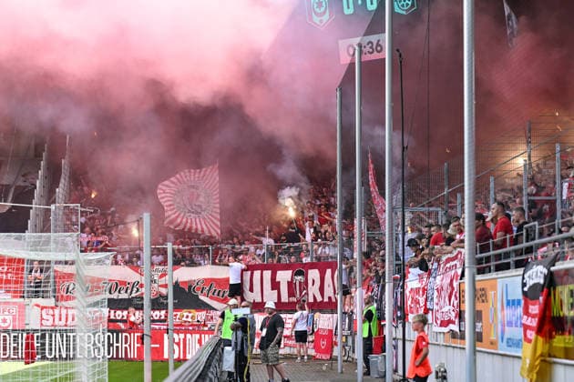 Soccer I Men’s I 2026–2027 Season I Regionalliga I Matchday 2 I Hallescher FC vs. FC Rot-Weiß Erfurt I August 2, 2026 Pyrotechnics are set off in the visitors’ section with fans of FC Rot-Weiß Erfurt at the Halle Saale Leuna Chemie Stadium Saxony-Anhalt, Germany Copyright: xLobeca InesxHähnelx