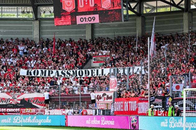 Soccer I Men s Team I 2026–2027 Season I Regionalliga I Matchday 2 I Hallescher FC vs. FC Rot-Weiß Erfurt I August 2, 2026 Erfurt fans protest and demand, with a banner reading Kompassmodell jetzt Halle Saale Leuna Chemie Stadion, in Saxony-Anhalt, Germany Copyright: xLobeca InesxHähnelx