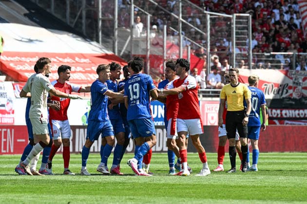 Soccer I Men’s I 2026–2027 Season I Regionalliga I Matchday 2 I Hallescher FC vs. FC Rot-Weiß Erfurt I August 2, 2026 A group forms between the teams, on the right, referee Michael Näther closely observes the situation at the Halle Saale Leuna Chemie Stadium in Saxony-Anhalt, Germany Copyright: xLobeca InesxHähnelx