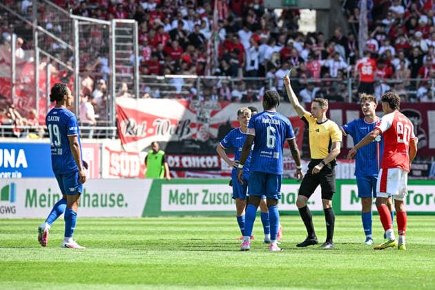 Soccer I Men’s I 2026–2027 Season I Regionalliga I Matchday 2 I Hallescher FC vs. FC Rot Weiß Erfurt I August 2, 2026 Referee Michael Näther shows Nathan Claxton (19), FC Rot-Weiß Erfurt, a yellow card for offside at the Halle Saale Leuna Chemie Stadium in Saxony-Anhalt, Germany Copyright: xLobeca InesxHähnelx