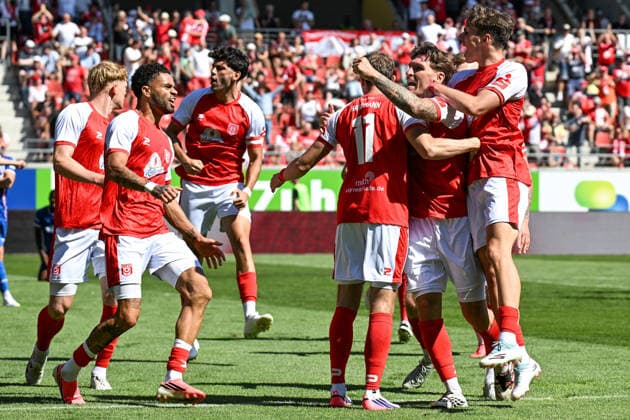 Soccer I Men s I 2026–2027 Season I Regionalliga I Matchday 2 I Hallescher FC vs. FC Rot-Weiß Erfurt I August 2, 2026 Niclas Stierlin 13, Hallescher FC 3 (right) has his team and the fans celebrating after his goal to make it 1–0 at the Halle Saale Leuna Chemie Stadium in Saxony-Anhalt, Germany Copyright: xLobeca InesxHähnelx