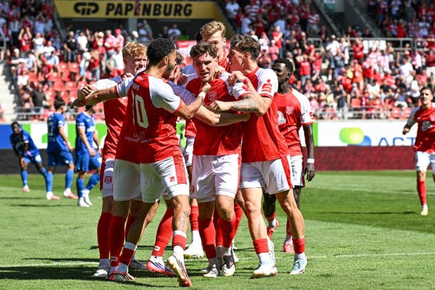 Soccer I Men s Team I 2026–2027 Season I Regionalliga I Matchday 2 I Hallescher FC vs. FC Rot-Weiß Erfurt I August 2, 2026 Goal celebration by Niclas Stierlin 13, Hallescher FC with its team after the 1–0 win at Halle Saale Leuna Chemie Stadium, Saxony-Anhalt, Germany Copyright: xLobeca InesxHähnelx